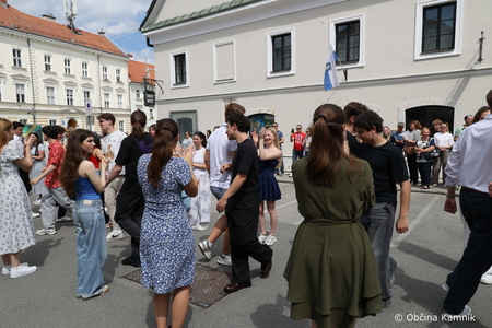 Četvorka maturantov oživila kamniški Glavni trg (25)